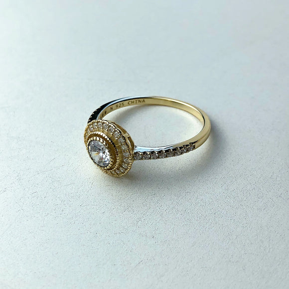 ANILLO CON ZIRCONIA REDONDA AL CENTRO